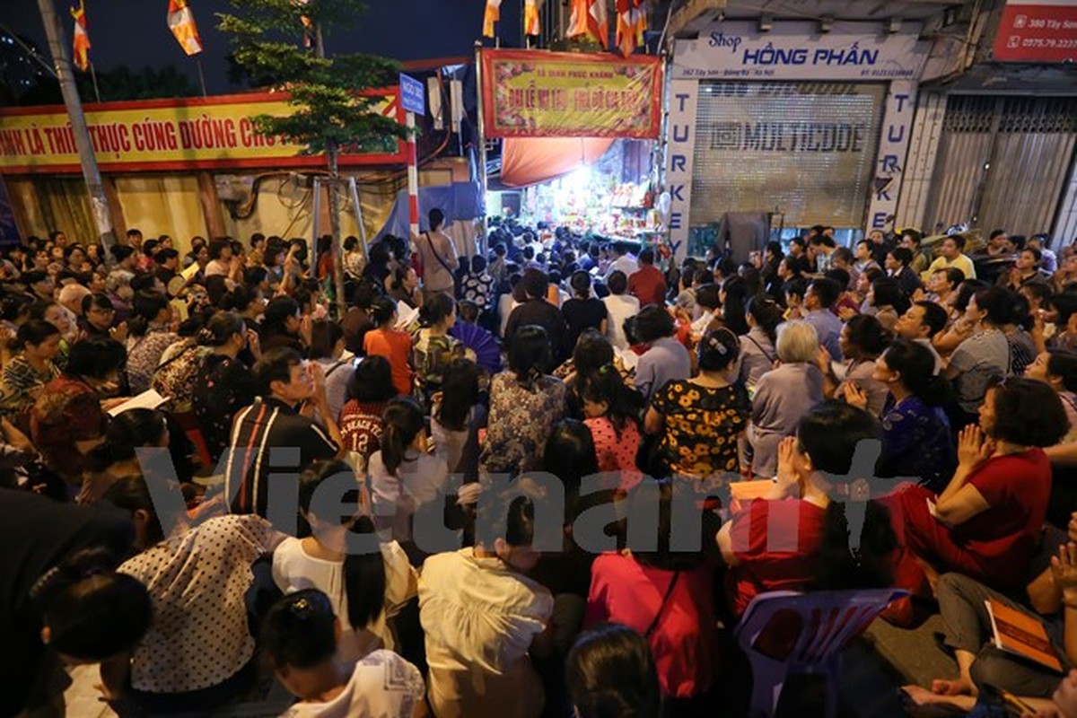 Hang van nguoi dan ngoi kin duong du le Vu lan chua Phuc Khanh-Hinh-2